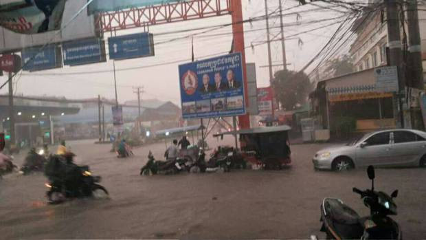 Đường phố ở thủ đô Phnom Penh chìm trong biển nước.