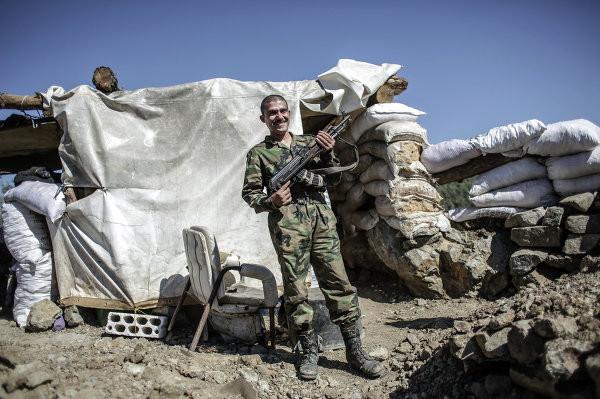 Một người lính Syria trên chốt tiền tiêu.