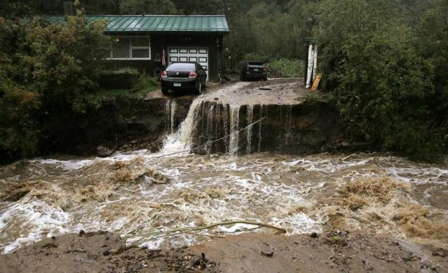Lũ cuốn trôi một cây cầu tại Golden, Colorado.