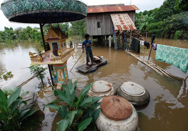 Dù thuộc diện tích đất nhà, nhưng việc đi lại của người đàn ông này vẫn phải nhờ bè tự chế.