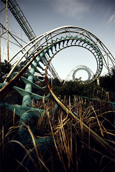Công viên Nara Dreamland nằm tại xứ sở mặt trời mọc, từng được mở cửa vào năm 1961, được xây dựng theo cảm hứng từ Disneyland. Nhưng đến năm 2006, nơi này bất ngờ bị đóng cửa. Hiện nay, Nara Dreamland lại trở thành điểm đến nổi tiếng, thu hút các du khách tò mò và những nhà nghiên cứu đô thị, bất chấp an ninh được siết khá chặt chẽ. Nhiều người tới đây đã bị xử phạt, nhưng vẫn không làm giảm sức hút khám phá với họ.