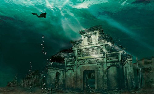 Ở tỉnh Chiết Giang, Trung Quốc, có một thành phố nằm dưới nước và đã trải qua 1341 năm tuổi, có tên Shicheng hay còn được gọi là Lion City. Nơi này bắt đầu bị chìm dưới nước vào năm 1959, trong khi các trạm thủy điện được xây dựng tại đây. Mặc dù bị “mắc kẹt” dưới nước trong nhiều năm, nhưng gần như toàn bộ thành phố vẫn còn nguyên vẹn, trở thành một hình ảnh đầy huyền bí. Chính môi trường dưới nước lại giúp cho thành phố này tránh khỏi sự xói mòn từ thời tiết.