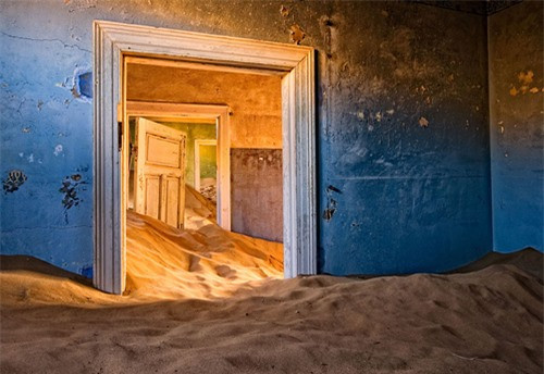 Kolmanskop là một thị trấn nhỏ ở Namibia, từng là nơi định cư của nhiều công nhân. Trước đây, nơi này có mỏ kim cương giàu có, thu hút người Đức tới khai thác ồ ạt trong những năm 1990. Sau khi mỏ kim cương tại đây bắt đầu cạn kiệt, các nhóm người khai thác cũng dần rời bỏ. Đến năm 1950, thị trấn này trở nên hoang vu không bóng người, đến nay lại thành điểm thu hút các khách du lịch và các nhiếp ảnh gia.