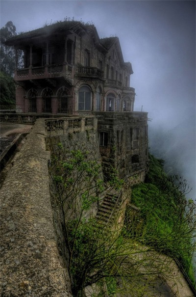 Khách sạn De Salto nằm ở gần thác nước Tequendema, tại Colombia. Nơi này được mở cửa vào năm 1928, để phục vụ các du khách tới chiêm ngưỡng thác nước với độ cao 157m. Tuy nhiên, đến những năm 1990, khách sạn bị buộc phải đóng cửa vì lượng du khách tới tham quan thác nước ngày càng giảm. Tới năm 2012, khách sạn đã trở thành một bảo tàng trưng bày. Nhưng do nằm ở một địa điểm khá hoang vắng, cộng với điều kiện đi lại khá xa xôi khiến nơi này mang vẻ lạnh lẽo và bí ẩn.