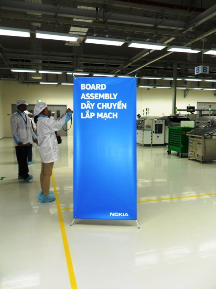 Khu vực dây chuyền lắp mạch trong nhà máy.