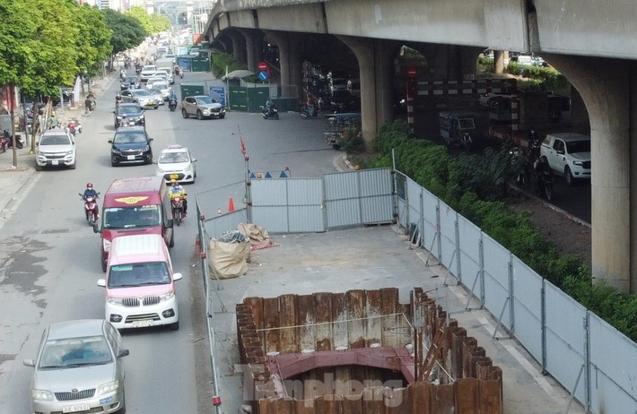 Tuy nhiên đến nay, thời điểm trên đã qua được hơn 3 tháng, nhưng nhiều hàng rào trên đường Nguyễn Xiển vẫn tồn tại thế này.