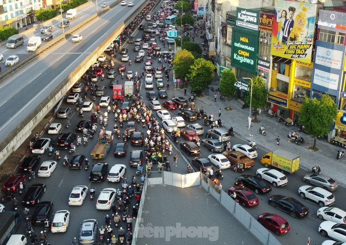 Do lòng đường bị hàng rào thi công thu hẹp, nên ùn tắc trên đường Nguyễn Xiển bắt đầu ngay từ nút giao Thanh Xuân dẫn vào.