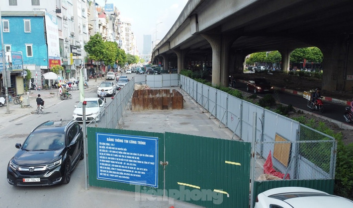 Theo phương án thi công và cấp phép rào đường của Sở GTVT Hà Nội, các hàng rào thi công dự án hệ thống xử lý nước thải Yên Xá trên đường Nguyễn Xiển có thời gian tồn tại trong 6 tháng (từ tháng 12/2022 đến tháng 6/2023).