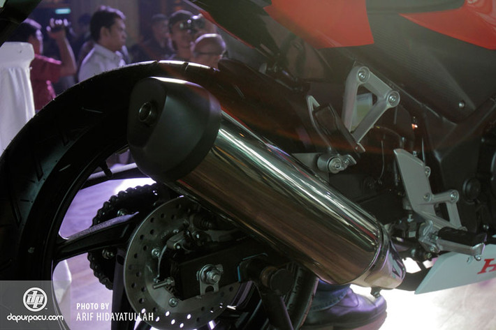 Ống pô khủng đem lại âm thanh đặc trưng của CBR.