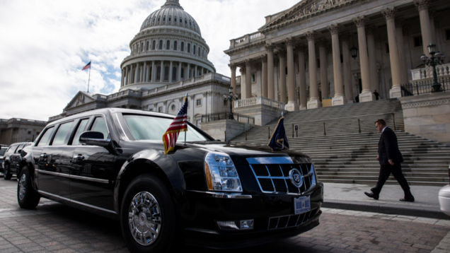 Chiếc Limousine mới của tổng thống Putin được đánh giá có kiểu dáng mạnh mẽ với nhiều tính năng ưu việt hơn chiếc "the Beast" của tổng thống Obama. Trong ảnh là chiếc "the Beat" mà tổng thống Obama đang sử dụng.