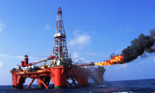 CNOOC đã đầu tư đến 923 triệu USD và mất ba năm để xây dựng giàn HD 981. Đây là giàn khoan nước sâu khổng lồ, nặng đến 31 nghìn tấn, dài 114 m, rộng 90 m, cao 137 m và có thể hoạt động ở độ sâu tối đa 3.000 m. HD 981 đã được chính thức đưa vào hoạt động vào ngày 09/05/2012 trên biển cách Hong Kong 320 km.