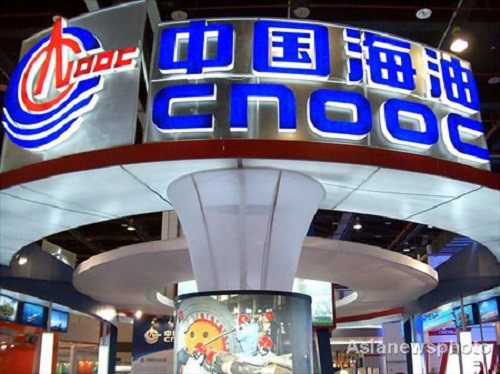 Do việc sản xuất dầu trong nước không đủ phục vụ cho thị trường nội địa, CNOOC đã cố gắng mua lại các công ty dầu khí nước ngoài nhằm phục vụ cho việc khai thác. Điển hình là vụ mua hụt công ty dầu nổi tiếng của Mỹ Unocal. Tuy nhiên, CNOOC đã mua được tập đoàn dầu khí quốc tế Nexen của Canada với giá 15,1 tỷ USD.