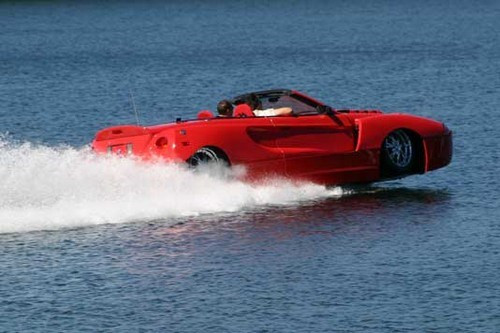 Hydra Spyder thiết kế kiểu dáng thể thao hiện đại không kém một chiếc Ferrari. Xe có thể đạt tốc độ 200 km/h trên mặt đất và "bơi" với vận tốc 85 km/h nhờ động cơ V8 6,0 lít cung cấp hiệu suất 400 mã lực.