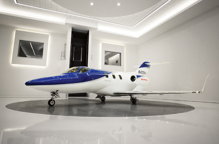 Hondajet nhắm vào thị trường máy bay cá nhân cỡ nhỏ hạng sang với 2 ghế cho phi công và 4 ghế khoang hành khách.