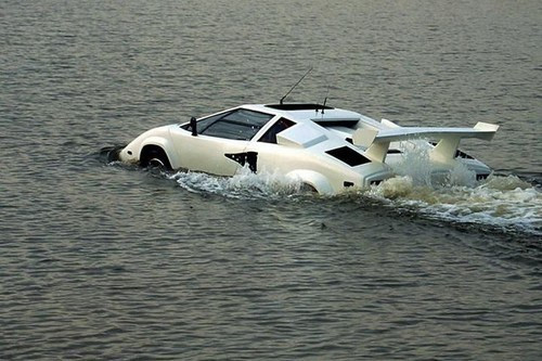 Siêu xe Lamborghini SeaRoader được thiết kế bởi kiến trúc sư Mike Ryan. Ông cũng tự hào khi chuyển đổi hàng loạt các mẫu xe Jeep, xe máy, taxi thậm chí cả xe bán kem thành du thuyền lai với giá trung bình khoảng 3 nghìn USD mỗi chiếc.