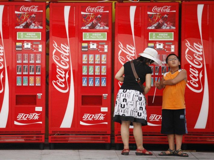 Khi mới vào thị trường Trung Quốc, Coca Cola được phiên âm là Ko Ka Ko La, nghe tương tự nghĩa câu: " sáp bôi lên người con ngựa cái".