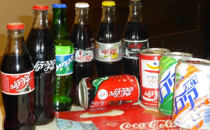 Để lấy lòng các quốc gia Ả Rập Coca cola đã không tiến hành bất cứ hoạt động kinh doanh nào tại Israel. Tuy nhiên năm 1966, Ai Cập phát hiện ra Coca đang bí mật sản xuất tại Israel khiến hàng loạt bệnh viện, trung tâm thương mại tại nước này ngừng cung cấp các sản phẩm của Coca.