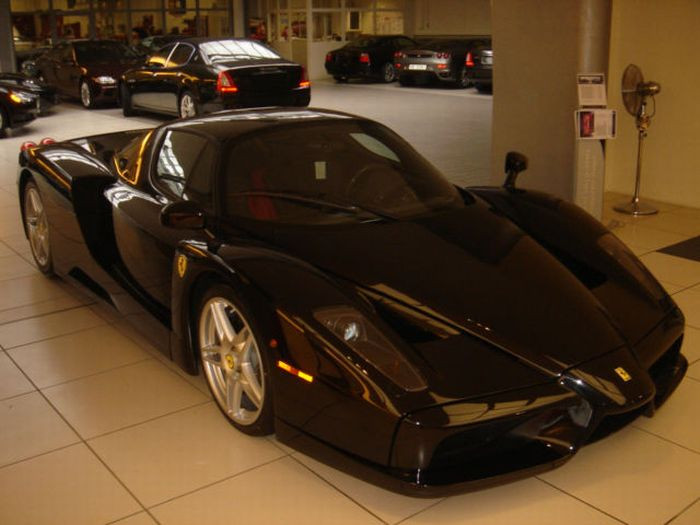 Chiếc Enzo Ferrari đen bóng sang trọng của Alexander Surin.