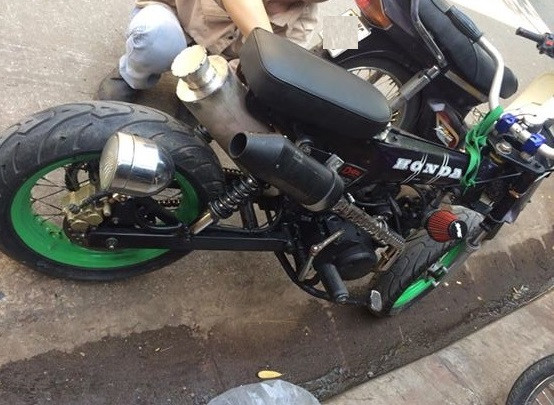 Ống pô và đèn hậu khá kì dị của một chiếc minibike của Honda.