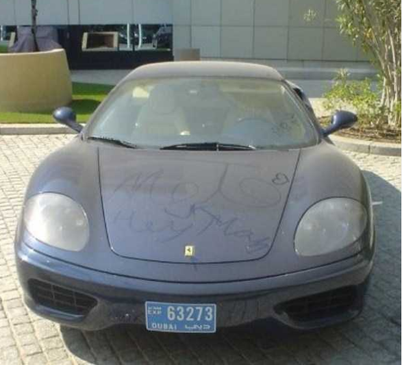 Một chiếc Ferrari khác phủ đầy bụi trở thành nơi "vẽ bậy" của trẻ con.