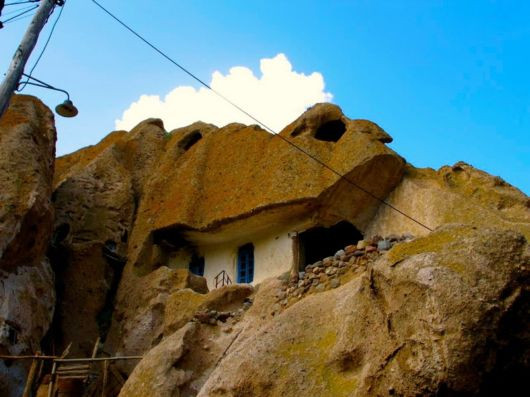 Ngôi làng du lịch Kandovan phía đông Iran với hàng trăm ngôi nhà nằm trong những núi đá ít nhất cũng đến 700 năm tuổi.