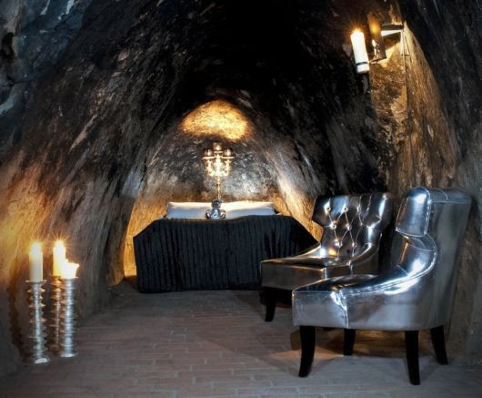 Nhà hàng trong hang núi Sala Silvermine, Thụy Điển chuyên phục vụ những bữa ăn lãng mạn dành cho các cặp đôi muốn tìm nơi riêng tư trò chuyện bên nhau.