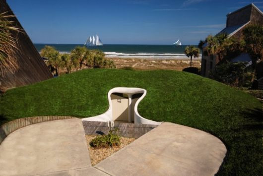 Căn nhà trong lòng đất Dune nằm bên bờ biển Thái Bình Dương thơ mộng được phủ lớp cỏ xanh mượt trên nóc. Dưới hầm là cả khu nghỉ dưỡng cao cấp với đầy đủ các dịch vụ phục vụ các đại gia nghỉ dưỡng nơi đây.