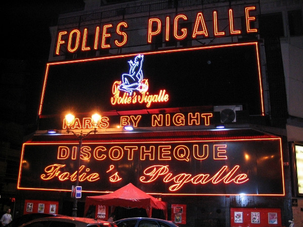 Pigalle là phố đèn đỏ nổi tiếng của Paris. Nhưng hoạt động mại dâm không được pháp luật ở đây cho phép vì vậy khách du lịch sẽ dễ dàng nhận thấy rằng nơi đây quy tụ rất nhiều cửa hàng bán đồ liên quan đến tình dục. Nơi đây nổi tiếng với những món đồ chơi tình dục mạ vàng, kim cương giá lên tới vài nghìn USD.
