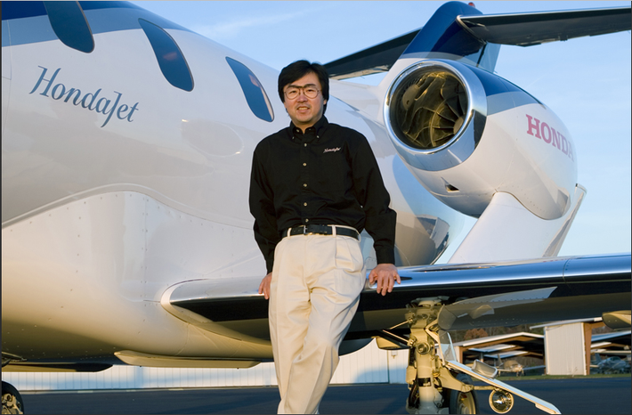 Chủ tịch kiêm giám đốc điều hành Hondajet, ông Michimasa Fujino chụp ảnh bên chiếc máy bay mới do hãng sản xuất.