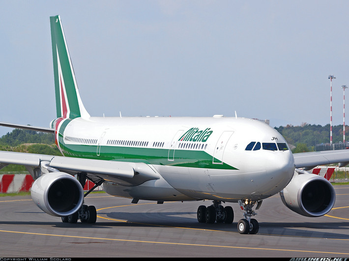 Có hai phương án chính của A330. Thứ nhất là A330-300 được giới thiệu vào năm 1987 và bắt đầu hoạt động chính thức vào năm 1993. Mẫu thứ hai là A330-200 được giới thiệu năm 1995, đưa vào sử dụng năm 1998 và trở thành phiên bản tiếp nhiên liệu, chở khách, chở hàng. Ảnh máy bay A330 của Ý.