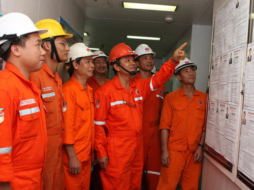 Tuy nằm ở ngoài biển xa xôi nhưng các công nhân giàn khoan vẫn thực hiện đầy đủ quyền và nghĩa vụ công dân của mình. Ảnh các bộ công nhân viên giàn khoan Việt Nam theo dõi sát sao tiến trình bầu cử.