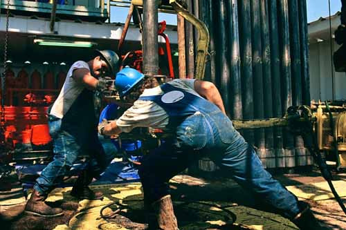 Đội ngũ kỹ thuật luôn luôn sẵn sàng đối phó với những tình trạng xấu nhất xảy ra như tràn dầu, gãy mũi khoan hay sự cố trên giàn khoan.