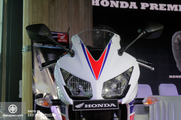 CBR250R mới vẫn sử dụng động cơ 4 thì, 250 phân khối, xi-lanh đơn, DOHC, công suất 29 mã lực tại 9.000 vòng/phút và mô-men xoắn cực đại 23 Nm tại 7.500 vòng/phút.