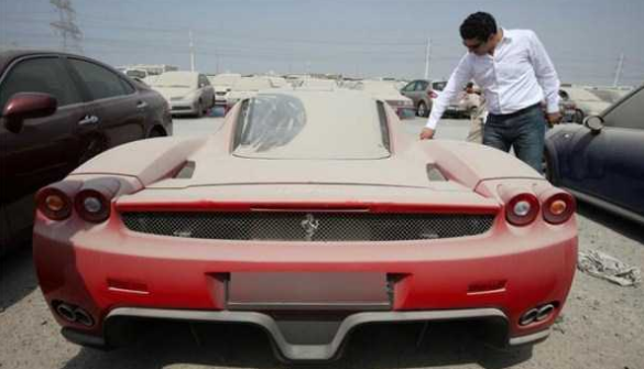Chiếc Ferrari đỏ phủ đầy bụi trong sự tiếc nuối của một người đàn ông.