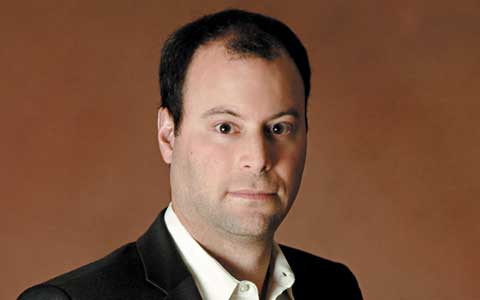 Noel Biderman là giám đốc công ty Avid Life Media chuyên lập các website giới thiệu hẹn hò hay tìm bạn "tình một đêm". Có hơn 8,7 triệu thành viên thường trực của các trang web hẹn hò do ông sáng lập, đem lại lợi nhuận cao từ quyền quảng cáo.