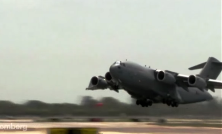 Chiếc Boeing C-17 "Globemaster III" là máy bay vận tại hạng nặng dành cho ông Obama và dàn quan chức chính phủ cấp cao của Mỹ tới thăm các quốc gia khác. C-17 có khả năng vận tải lên tới 72 tấn và có thể chứa thêm các loại phương tiện vận chuyển khác dành cho ông Obama.