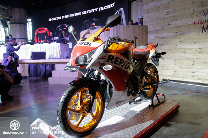 CBR 250R được tung ra trước thời điểm ra mắt của Yamaha sportbike R25 dự kiến vào cuối tháng 5 nhằm tăng tính cạnh tranh và chiếm lĩnh thị trường sớm.