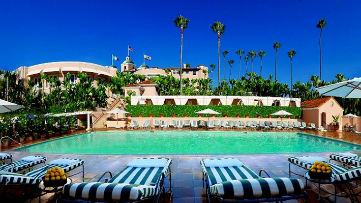 Năm 1992, khách sạn Beverly Hills đã đóng cửa tới 2 năm rưỡi chỉ để sửa chữa bảo dưỡng. Những nâng cấp mới nhận được sự đánh giá rất cao của du khách và cũng đạt chuẩn 5 sao năm đó.