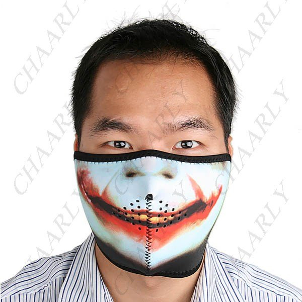 Khẩu trang 3D từng được ứng dụng dành cho các nữ y tá tại Mỹ mang hình khuôn mặt cười nhằm tạo niềm vui cho các bệnh nhân nhỏ tuổi. Phong trào thời trang 3D trên khẩu trang từ đó nhanh chóng phát triển và được chào đón rộng rãi.