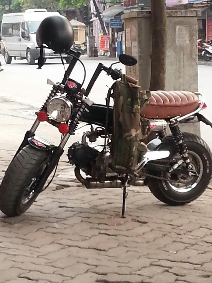 Minibike dựng trên một góc phố Hà Nội thu hút được sự chú ý của rất nhiều người quan tâm. Ảnh internet.