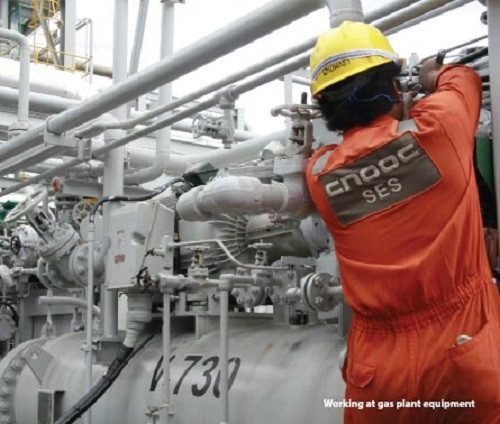 CNOOC quy tụ được đông đảo các kĩ sư lành nghề của Trung Quốc cũng như thế giới làm việc. Hiện quản lý cấp cao nhất của CNOOC là ông Vương Nghi Lâm đang có kế hoạch vươn xa hơn ra biển khơi và liên kết liên doanh hoặc mua đứt các tập đoàn dầu khí nước ngoài để đáp ứng nhu cầu sử dụng dầu trong thị trường nội địa.