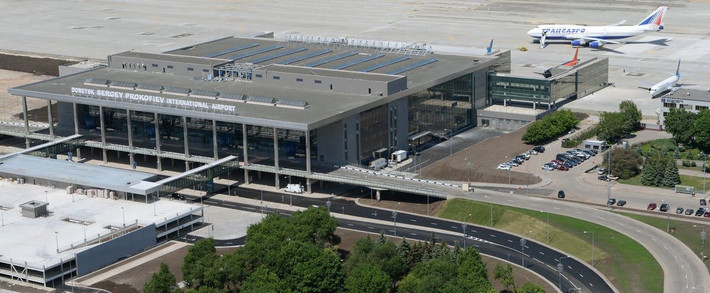 Đường cao tốc chạy thẳng từ trung tâm thành phố Donetsk đến sân bay. Đường taxi và xe bus chạy theo một luồng riêng.