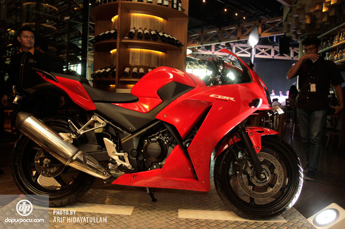 Phiên bản CBR 250R thứ 3 trung thành với 2 gam màu đỏ đen sang trọng và quý phái, không màu mè và cầu kì như 2 phiên bản trước.