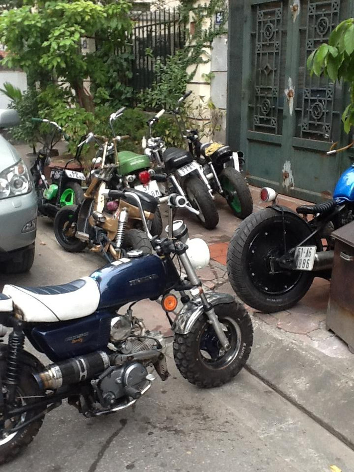 Dàn minibike hội ngộ trên một con phố tại Giảng Võ.