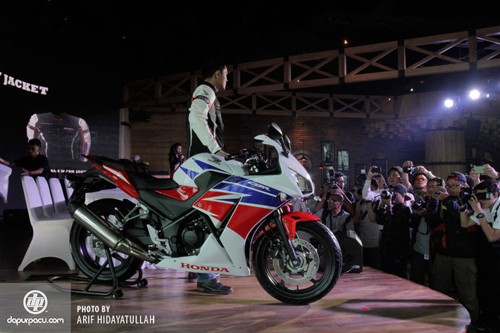Phiên bản CBR 250R mới được thiết kế thêm cụm đèn pha đôi cá tính cùng thiết kế thân xe góc cạnh tăng thêm vẻ quyến rũ cho phái mạnh.