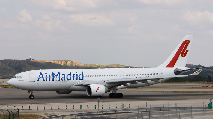 Thân và cánh của A330 gần như giống hệt với phương án A340 nhỏ hơn, dù nó có động cơ khác nhau. Thiết kế thân cơ bản của A330 được thừa kế từ Airbus A300, như bộ phận mũi/buồng lái, hệ thống lái fly-by-wire và buồng điều khiển từ Airbus A320. Cả A330 và A340 đều được lắp trên các dây chuyền lắp ráp cuối tại Toulouse-Blagnac, Pháp. Ảnh máy bay A330 của hãng Air Madrid, Tây Ban Nha.