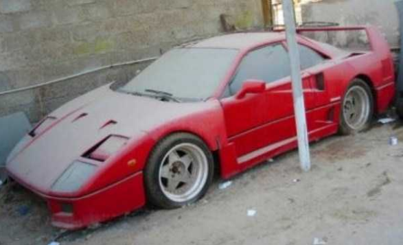 Siêu xe Ferrari nằm trên một góc phố tại Dubai.