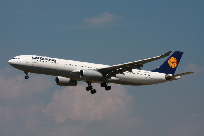 Máy bay Airbus A330 là một mẫu máy bay dân dụng chở khách thương mại khoang rộng, có sức chứa lớn, có tầm bay từ trung bình đến xa. Dự kiến dòng máy bay này có khả năng sẽ được thay thế bởi dòng Airbus A350 đang được đưa vào thử nghiệm. Ảnh máy bay A330 của hãng Lufthansa, Đức.