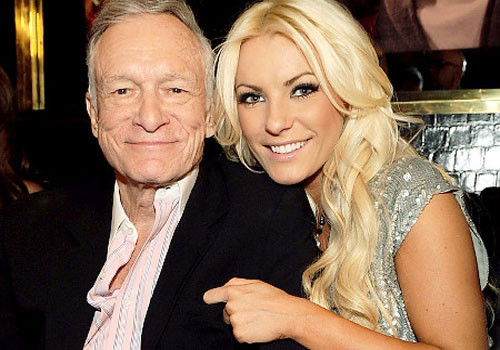 CEO của tạp chí người lớn nổi tiếng nhất thế giới Playboy, ông Hugh Hefner năm nay đã 87 tuổi nhưng vẫn thể hiện phong độ của mình khi thường xuyên chụp ảnh với những chân dài nổi tiếng. Những ấn phẩm đầu tiên năm 1955 đã đem lại tiền tài, danh vọng và sự nổi tiếng bậc nhất cho ông.