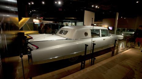 Ông vua nhạc Rock&roll từng sở hữu chiếc Cadillac Fleetwood 75 sản xuất năm 1960 được nạm kim cương, dát vàng với đầy đủ trang thiết bị tiện ích khác. Đặc biệt xe có khả năng chống đạn bảo vệ an toàn cho "ông vua" một thời này.